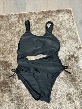 Girls one piece
Size 13Y